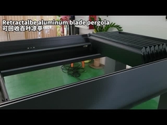 Pergola con cuchilla de aluminio retráctil