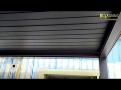 Pergola de aluminio retráctil con alfombra